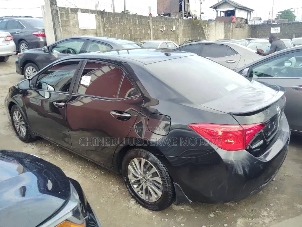 Toyota Corolla XLE (1.8L 4cyl 2A) 2018 Black
