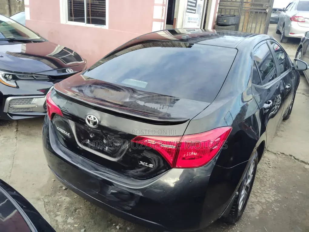 Toyota Corolla XLE (1.8L 4cyl 2A) 2018 Black
