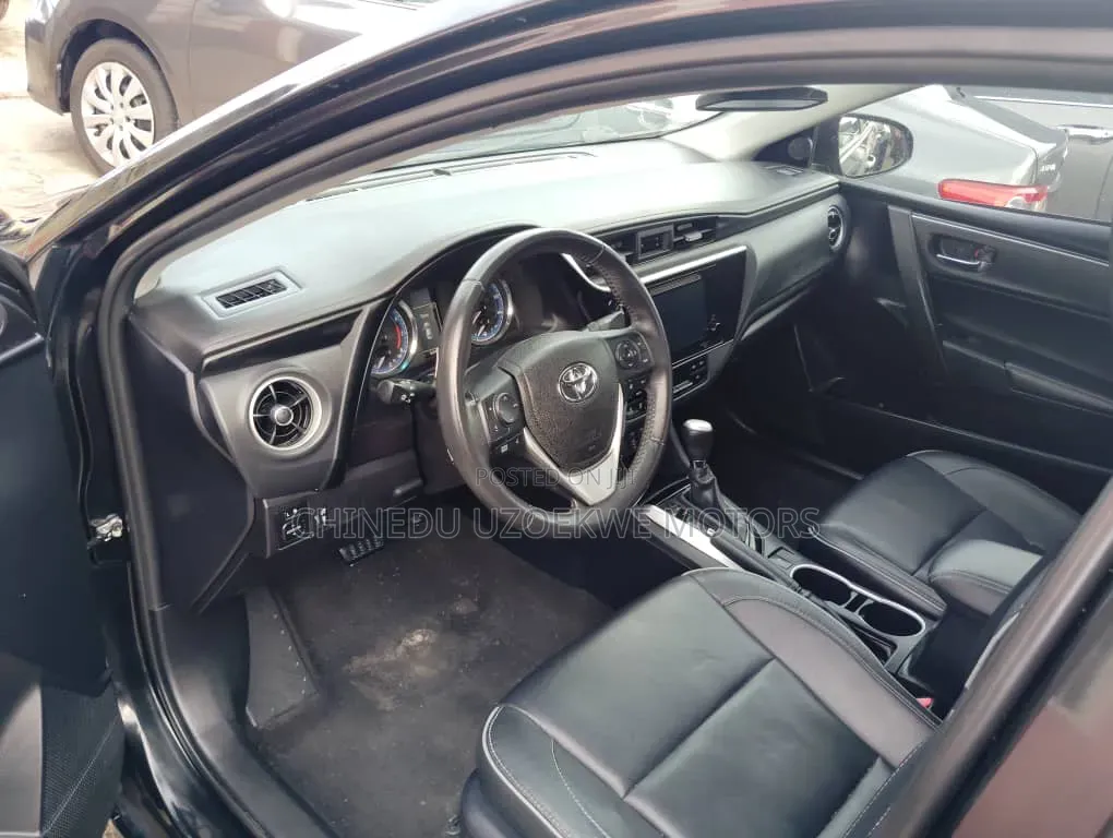 Toyota Corolla XLE (1.8L 4cyl 2A) 2018 Black