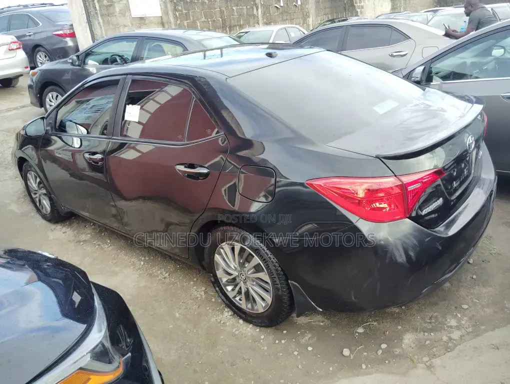 Toyota Corolla XLE (1.8L 4cyl 2A) 2018 Black