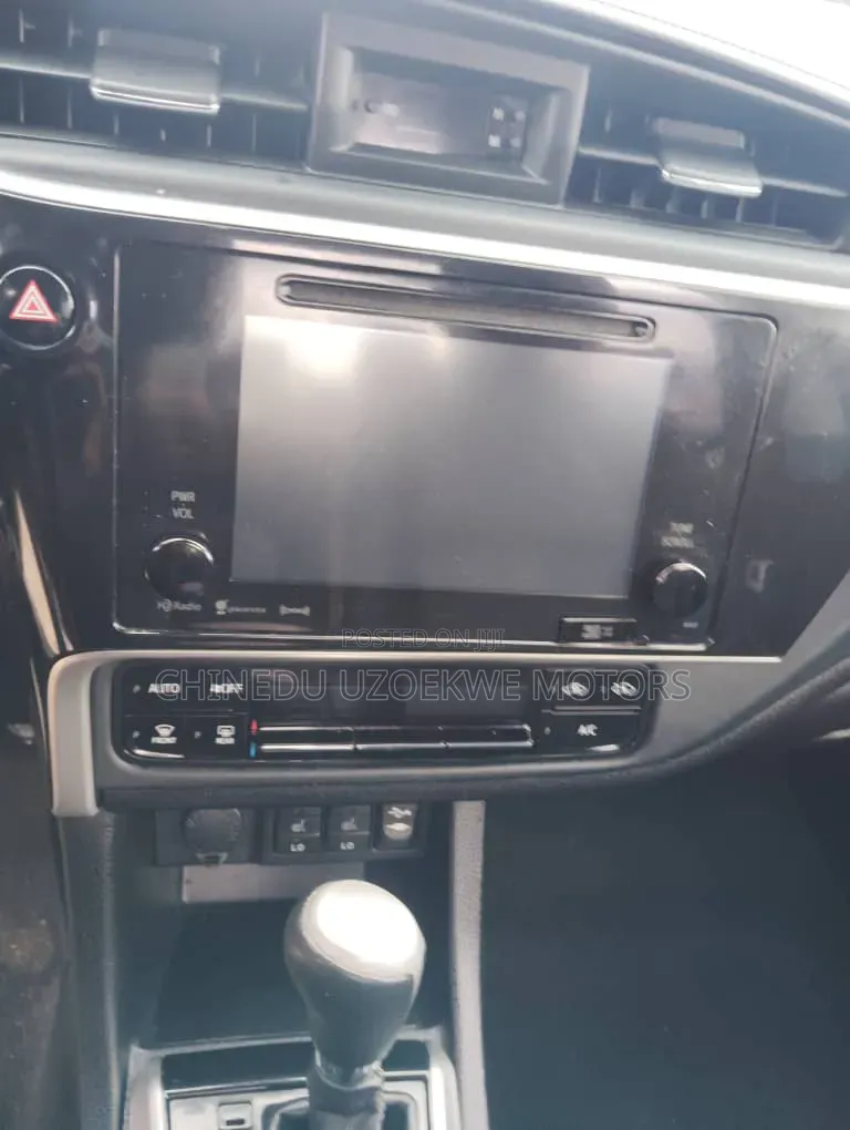 Toyota Corolla XLE (1.8L 4cyl 2A) 2018 Black