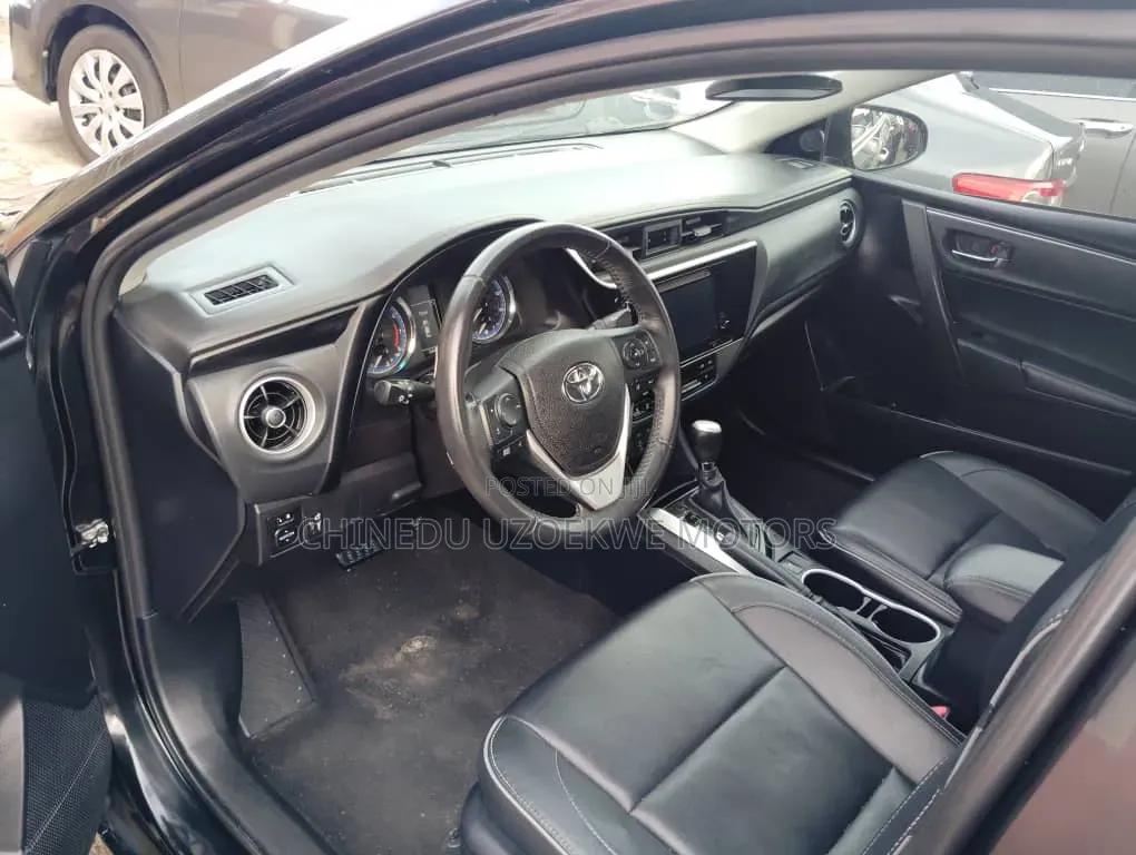 Toyota Corolla XLE (1.8L 4cyl 2A) 2018 Black
