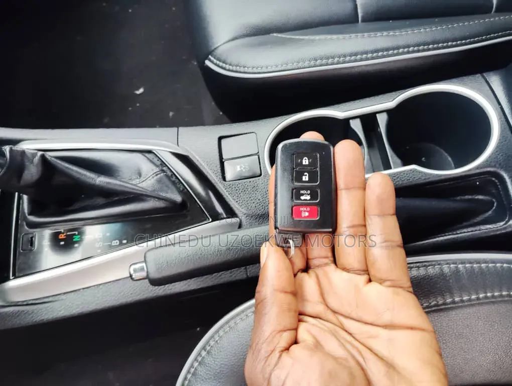 Toyota Corolla XLE (1.8L 4cyl 2A) 2018 Black