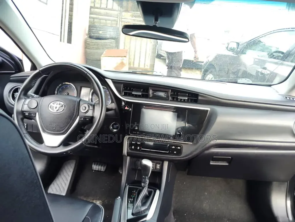 Toyota Corolla XLE (1.8L 4cyl 2A) 2018 Black