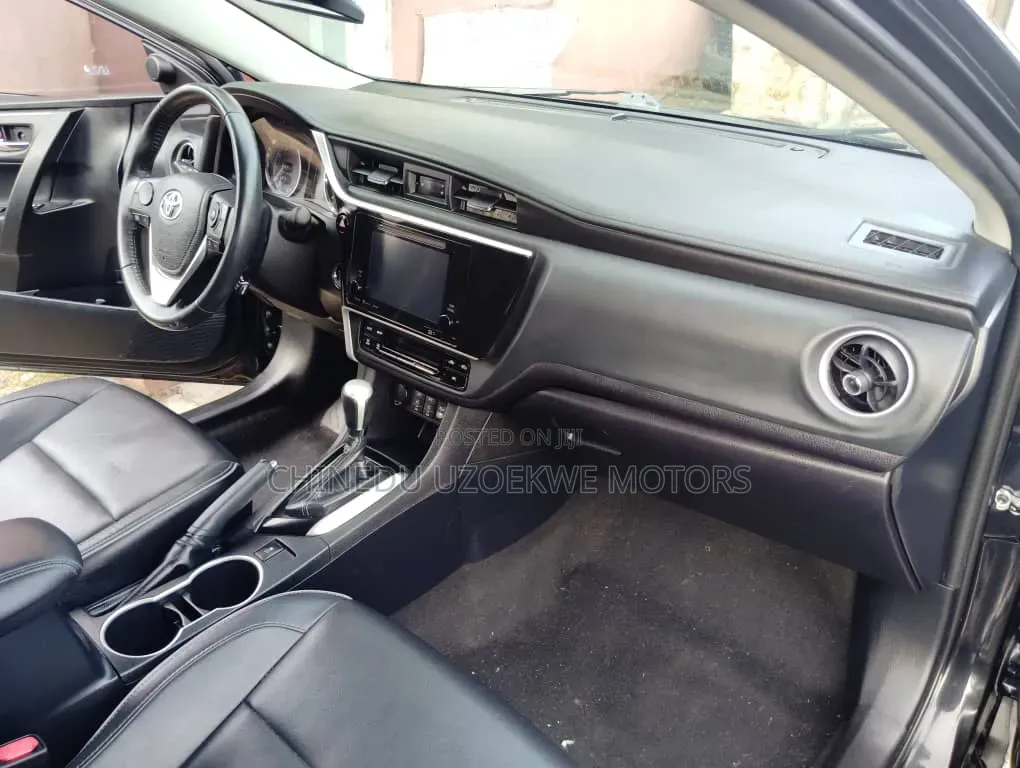 Toyota Corolla XLE (1.8L 4cyl 2A) 2018 Black
