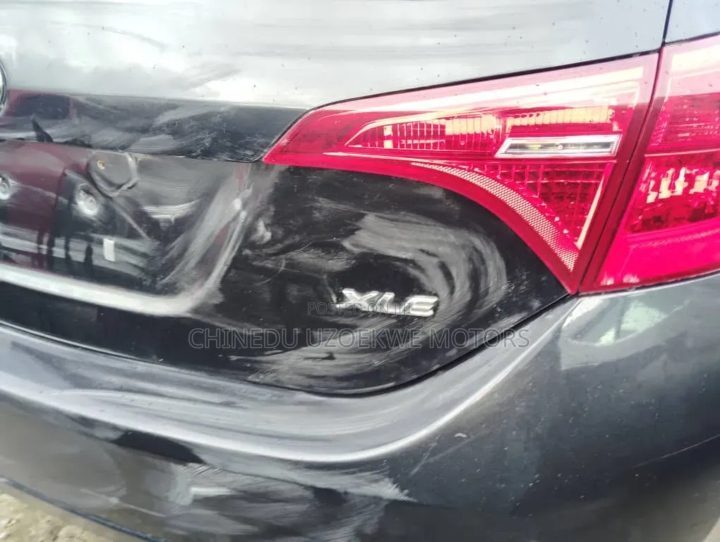 Toyota Corolla XLE (1.8L 4cyl 2A) 2018 Black