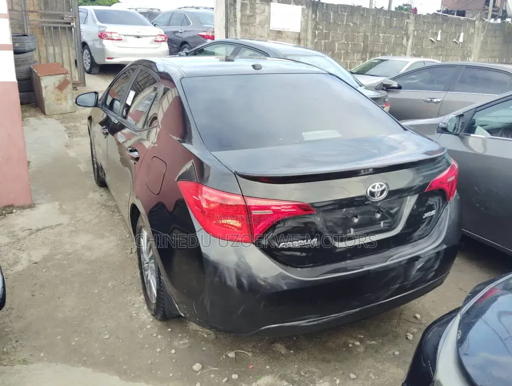 Toyota Corolla XLE (1.8L 4cyl 2A) 2018 Black