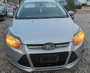 Ford Focus Titanium Sedan FWD (2.0L 4cyl 5M) 2013 Silver