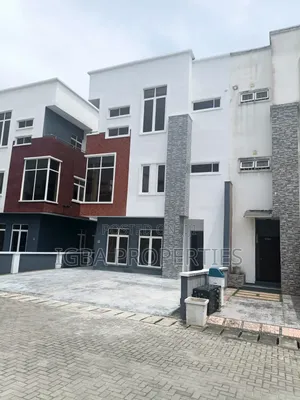 4bdrm Duplex in Jakande for sale
