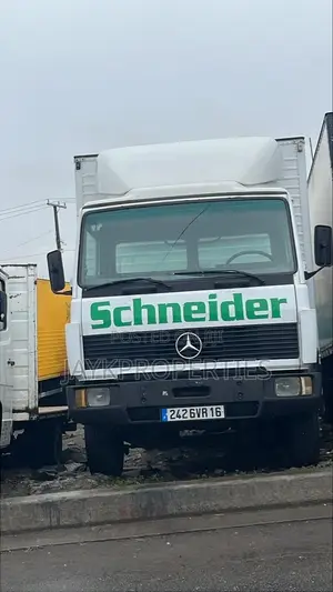 Mercedes Benz Box Truck