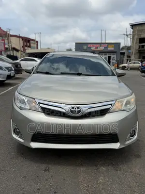 Toyota Camry XLE 4dr Sedan (3.5L 6cyl 6A) 2014 Gold