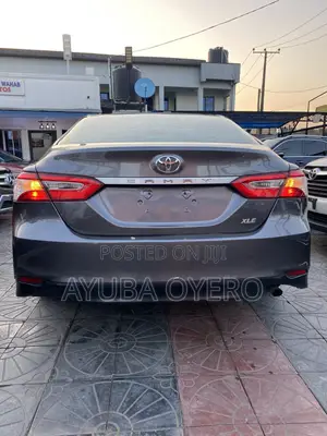 Toyota Camry XLE FWD (2.5L 4cyl 8AM) 2018 Gray