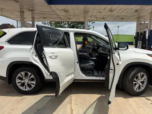 Toyota Highlander LE Plus 4dr SUV AWD (3.5L 6cyl 6A) 2015 White
