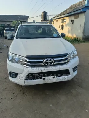 Toyota Hilux 2022 White