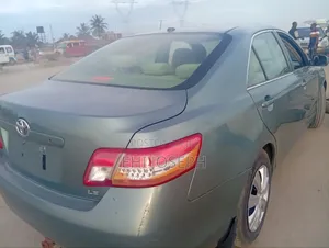 Toyota Camry XLE 4dr Sedan (2.5L 4cyl 6AM) 2010 Green