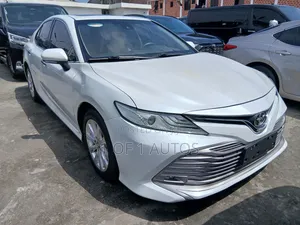 Toyota Camry XLE V6 FWD 2020 White