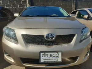 Toyota Corolla LE 4dr Sedan (1.8L 4cyl 4A) 2010 Gold