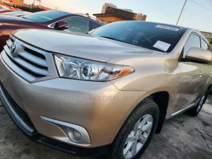 Toyota Highlander SE 2012 Gold