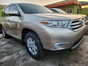 Toyota Highlander SE 2012 Gold