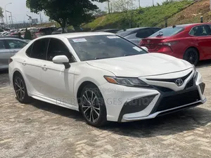 Toyota Camry SE (2.5L 4cyl 8A) 2019 White