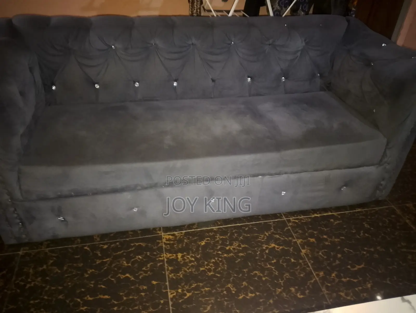 Couch 5 Seaters Plus Designer Table