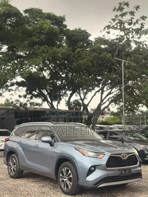 Toyota Highlander XLE 2022 Gray