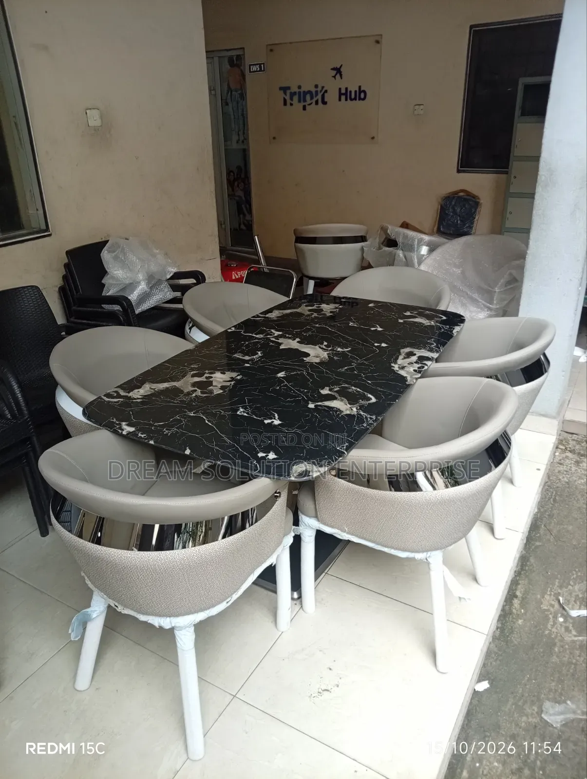 Beautiful Dinning Table With Six Chairs