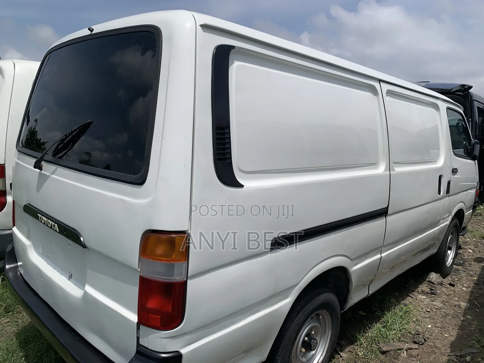 Toyota HiAce 2000 White