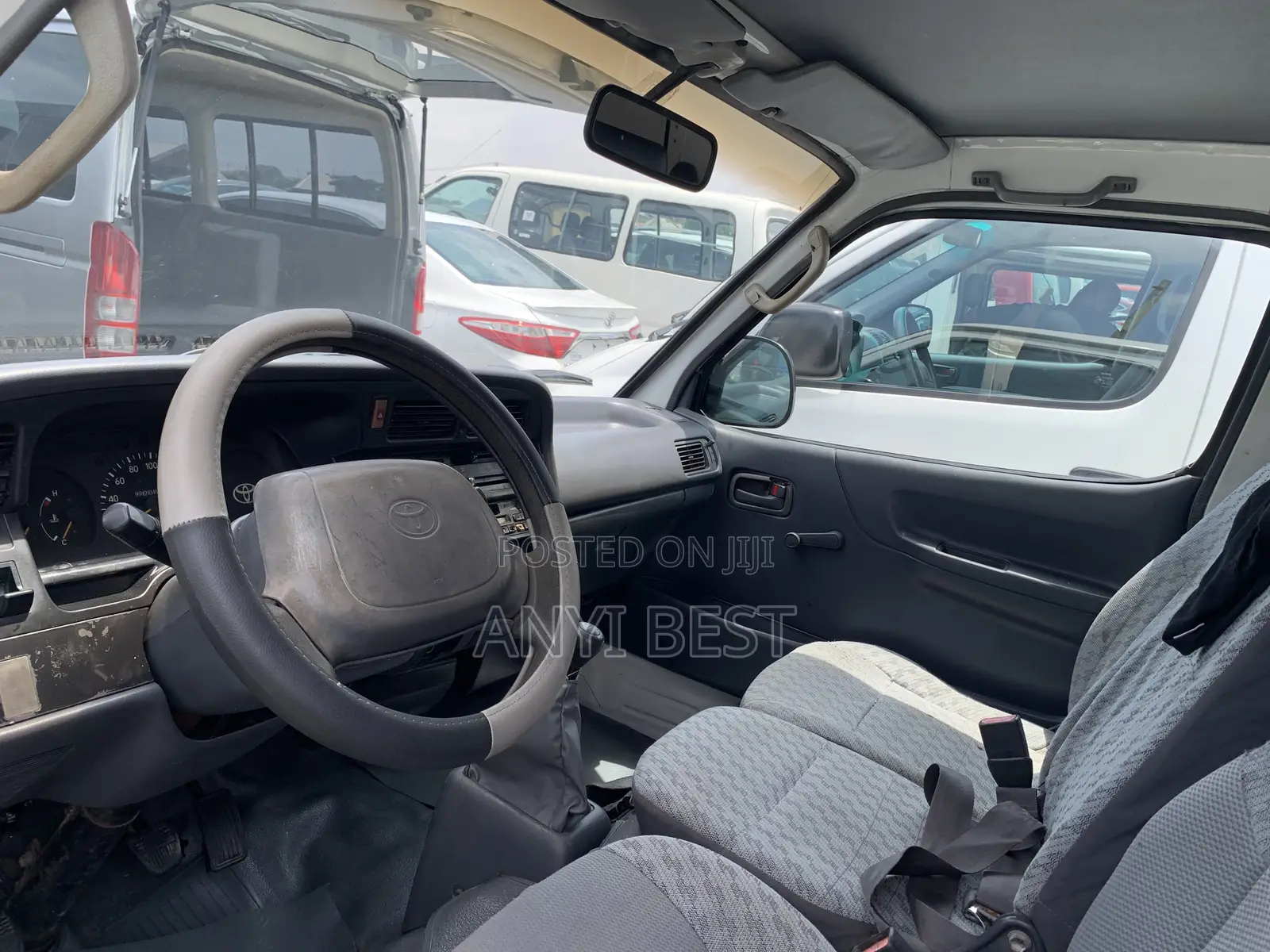 Toyota HiAce 2000 White