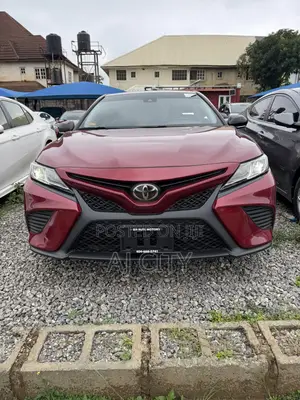 Toyota Camry SE FWD (2.5L 4cyl 8AM) 2018 Red