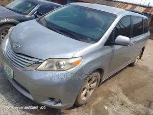 Toyota Sienna 2010 Blue