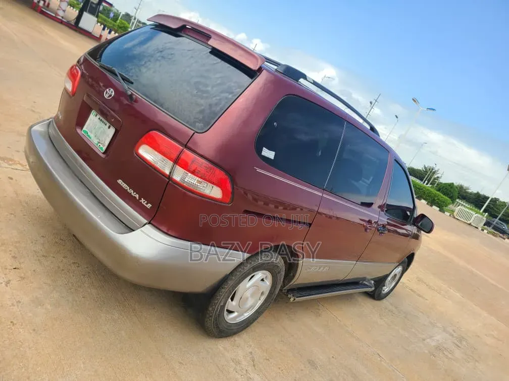 Toyota Sienna 2002 Red