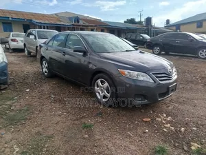 Toyota Camry Base 4dr Sedan (2.5L 4cyl 6M) 2010 Gray