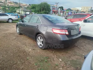 Toyota Camry Base 4dr Sedan (2.5L 4cyl 6M) 2010 Gray