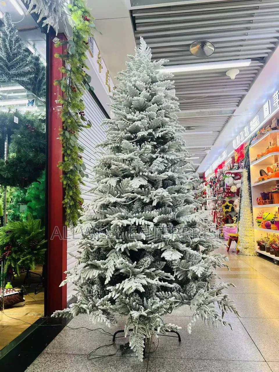 Luxury Christmas Tree With Snows