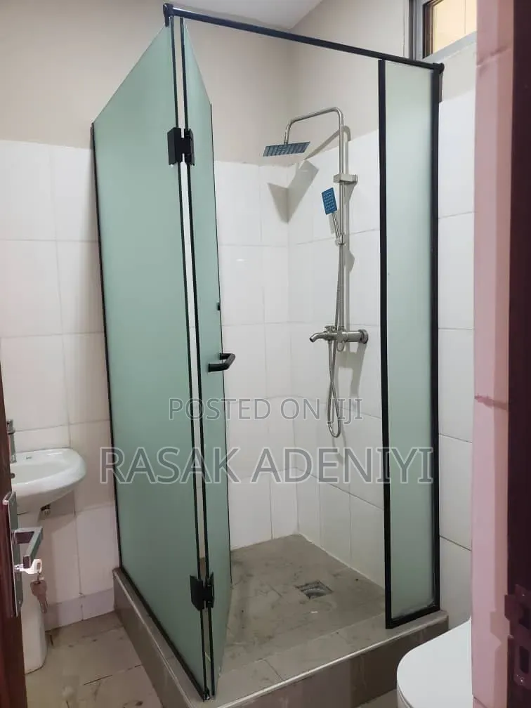 Shower Hinge Cubicle