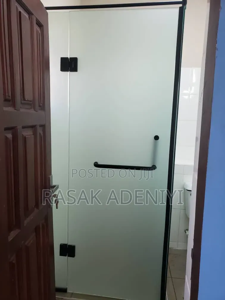 Shower Hinge Cubicle