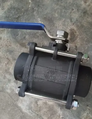 21⁄2-Inch 3-Piece WCB Carbon Steel Ball Valve With a Blue Handle