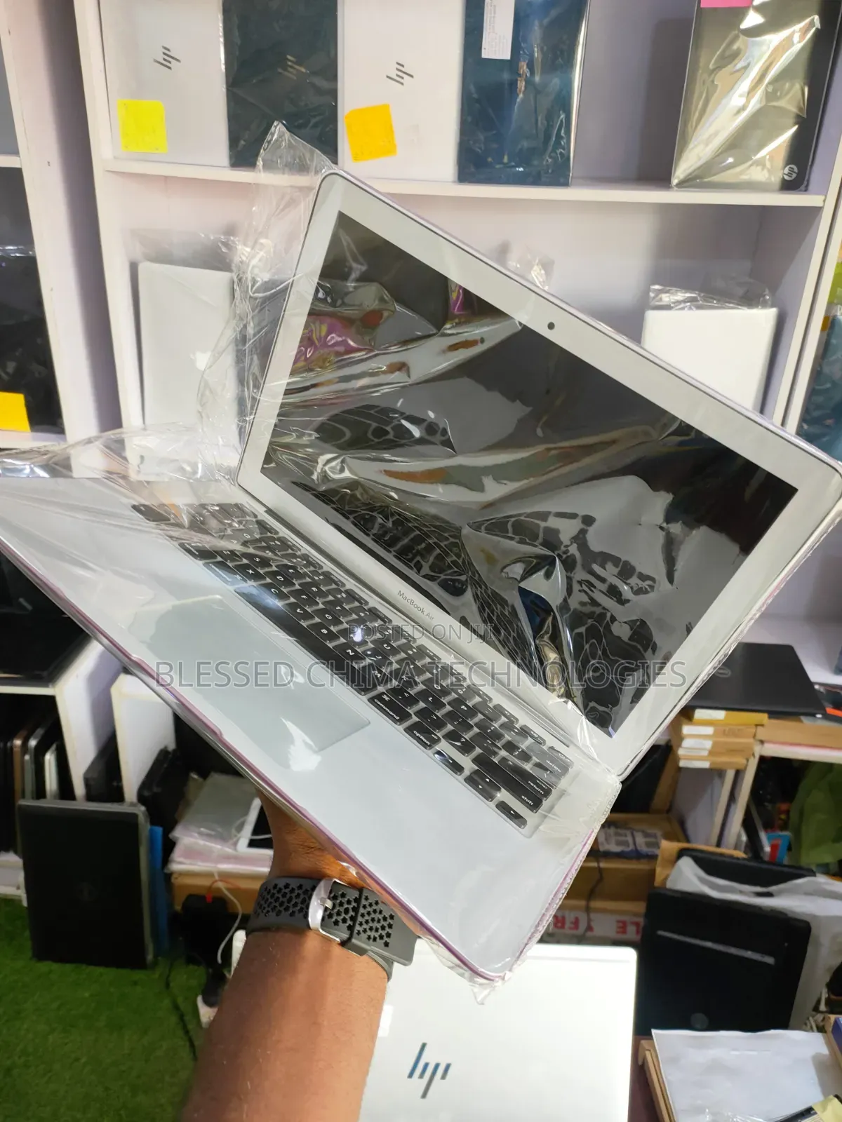 New Laptop Apple MacBook Pro 2015 8GB Intel Core i7 SSD 256GB