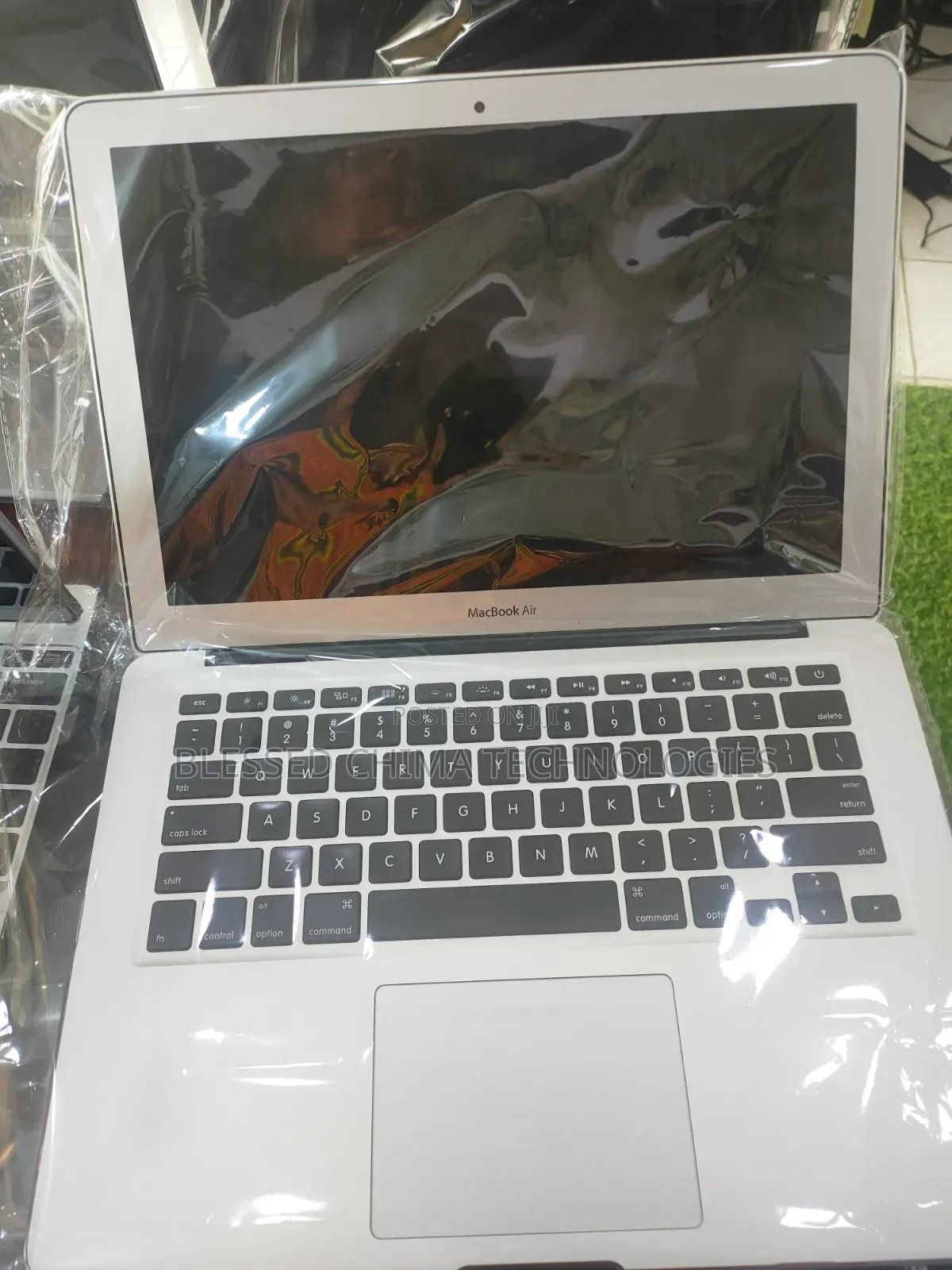New Laptop Apple MacBook Pro 2015 8GB Intel Core i7 SSD 256GB