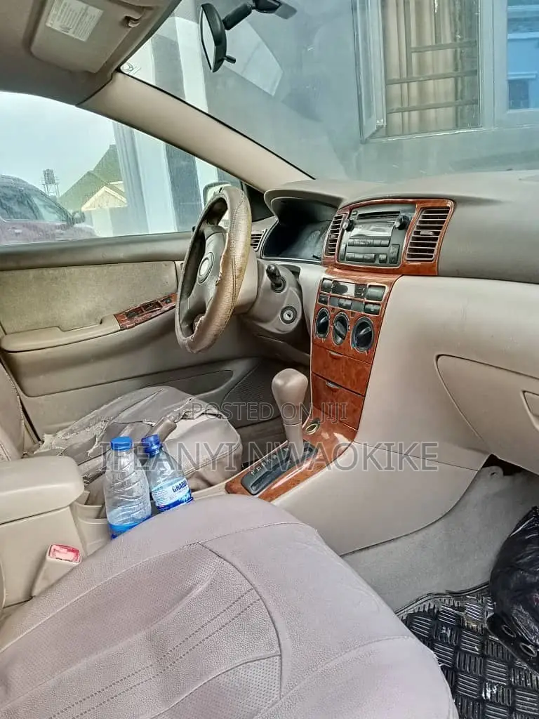 Toyota Corolla LE 2005 Gold