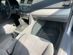 Toyota Camry LE 4dr Sedan (2.5L 4cyl 6A) 2011 Silver
