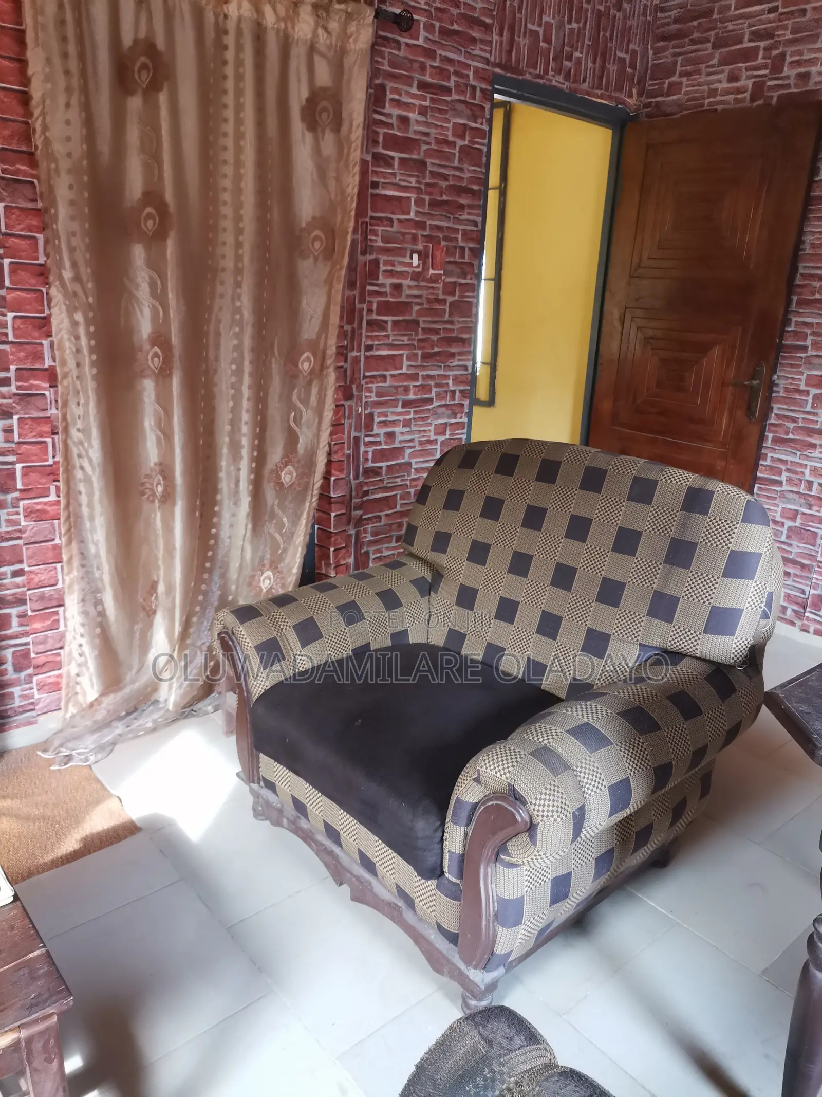 Solid and Durable Settee in Top Notch Condition