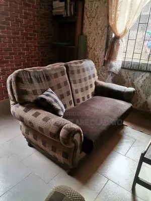 Solid and Durable Settee in Top Notch Condition