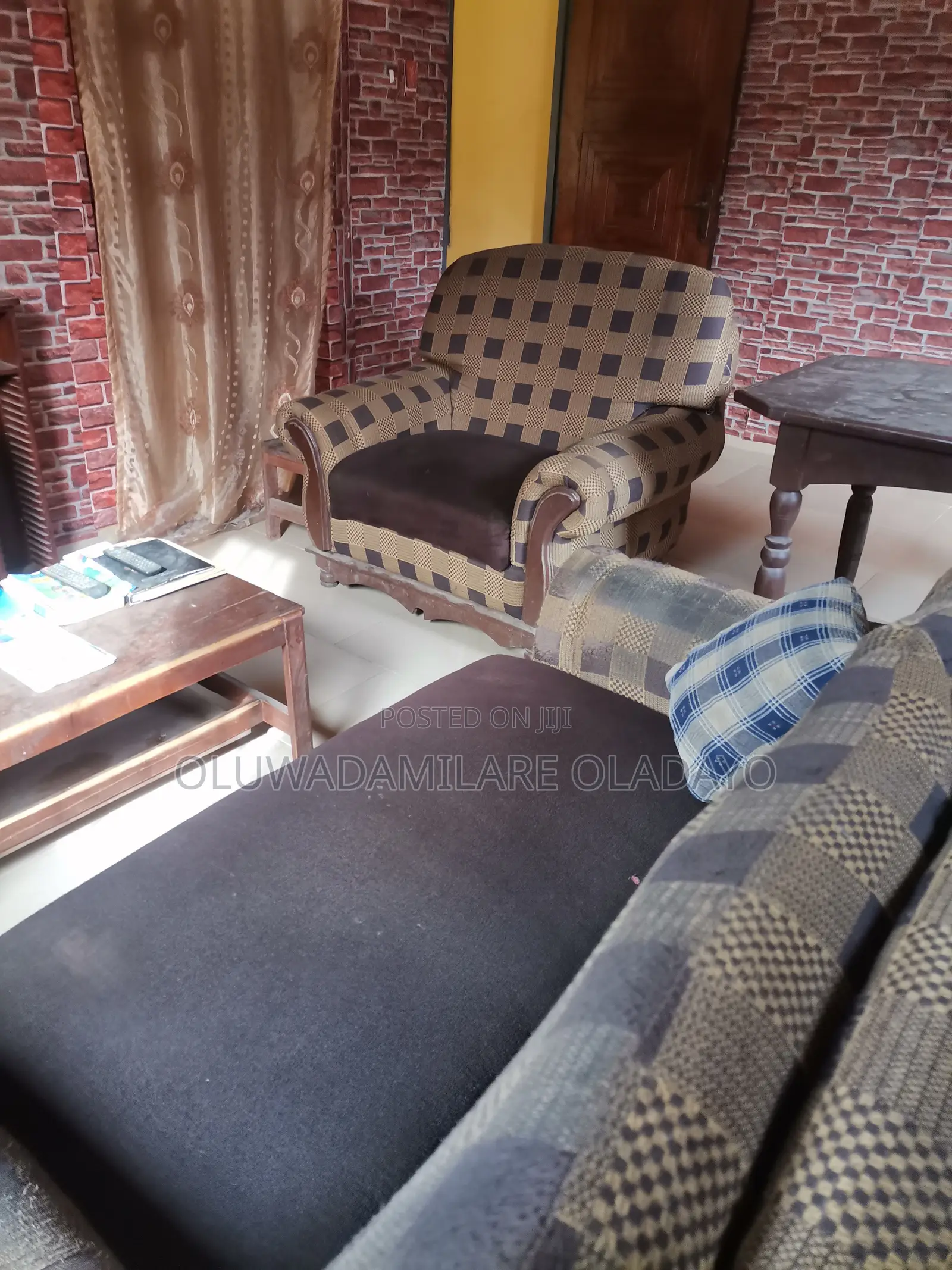 Solid and Durable Settee in Top Notch Condition