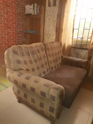 Solid and Durable Settee in Top Notch Condition