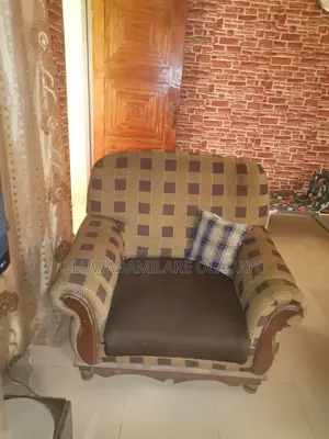Solid and Durable Settee in Top Notch Condition