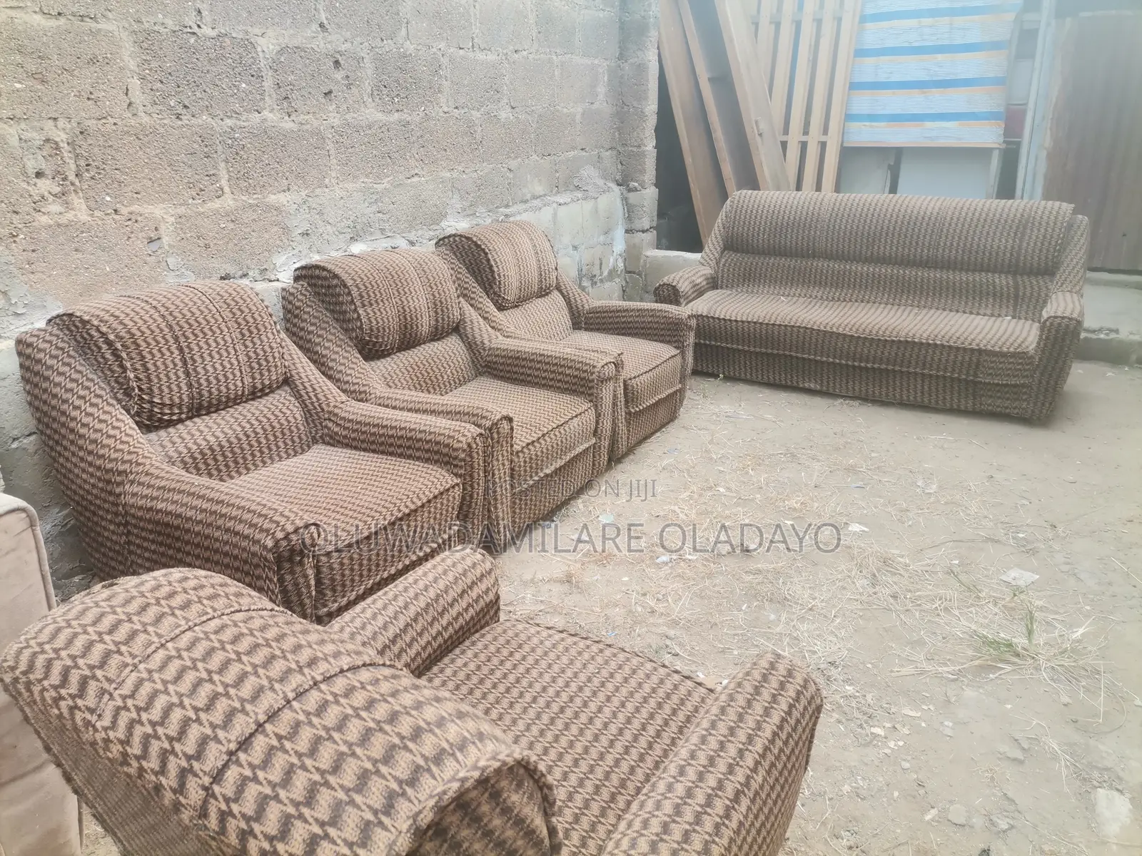 Old but Solid and Classy Settee With Round, Detachable Center Table