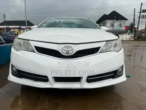 Toyota Camry LE 4dr Sedan w/Prod. End 11/13 (2.5L 4cyl 6A) 2014 White