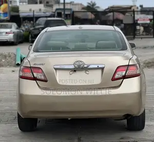 Toyota Camry LE 4dr Sedan (2.5L 4cyl 6AM) 2010 Gold